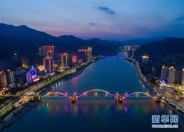 这是5月23日无人机拍摄的青田县城夜景.