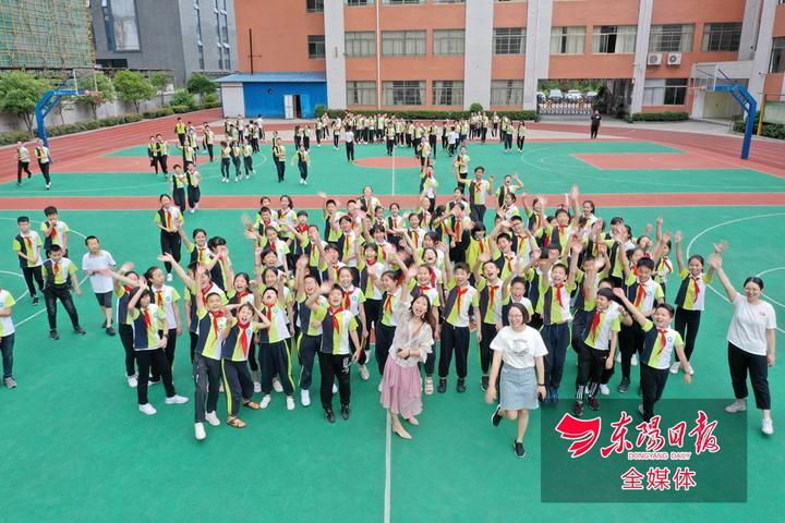 5月28日,东阳市白云银田小学正在拍摄毕业照片的六年级孩子们在操场上