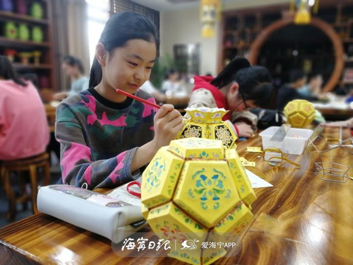 学生灯彩制作.jpg
