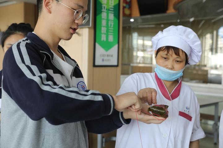 考前的放松,诸暨海亮高级中学高考生包粽子过端午