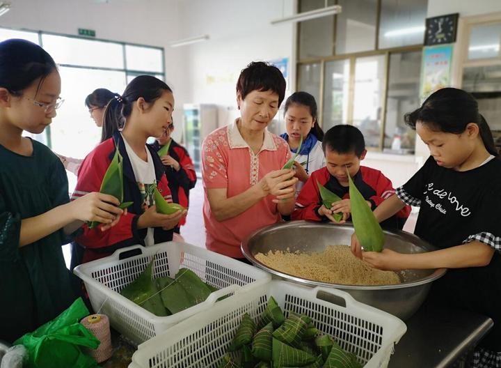 小学生包粽子体验民俗