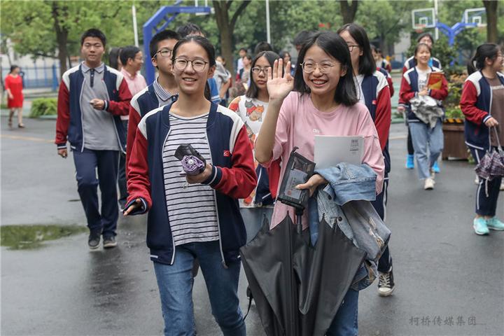 在绍兴鲁迅高级中学门口