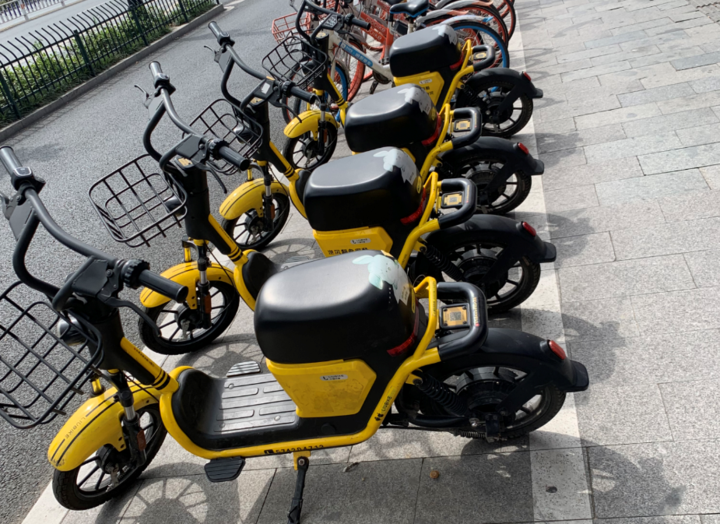 七大品牌激战杭州街头的共享电动车能活下来吗