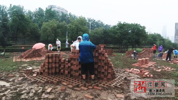 学生雨中疯狂搬砖同济大学浙江学院举行第十届建造节