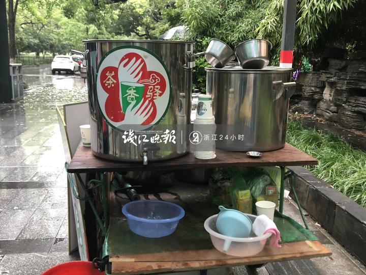 一个路边免费凉茶摊的15年 是什么让他们坚持这么久