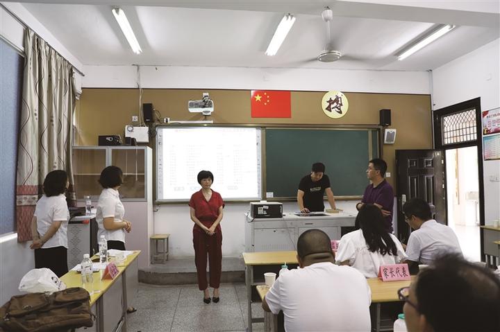 嵊州市初级中学举行2019年七年级民办班新生电脑派位