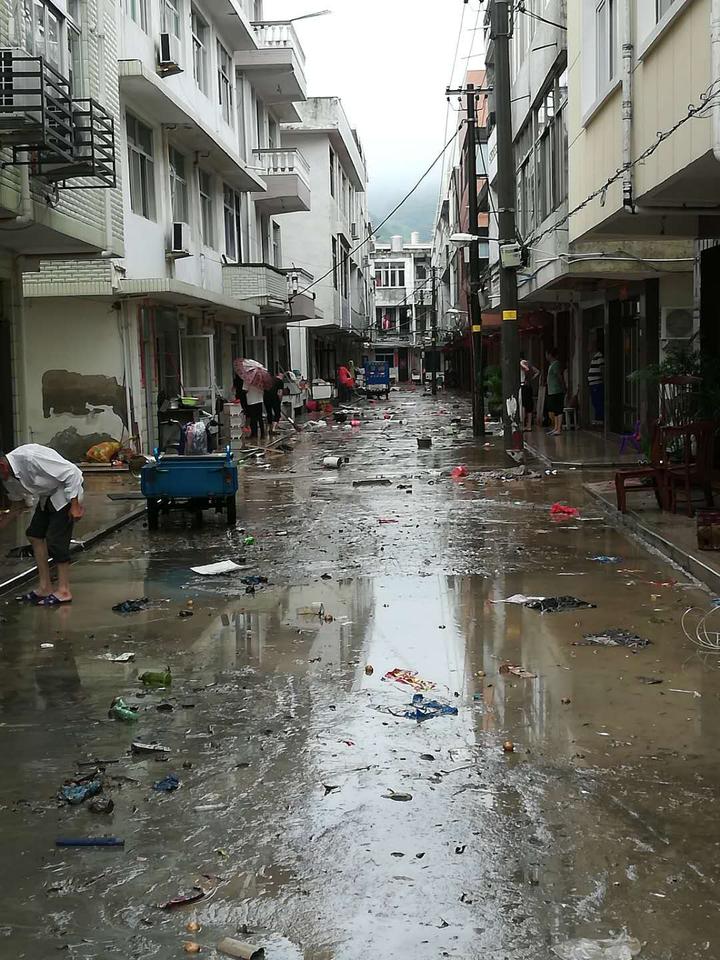 温州 洞头大门岛暴雨道路积水严重 相关力量开展救援 据悉,洞头区大门