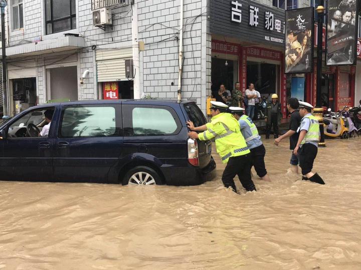 暴雨中车辆被困积水东阳交警推车救助