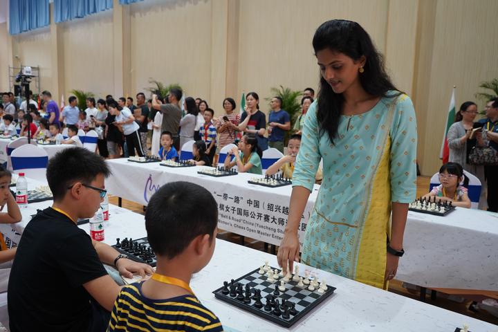 视频丨对弈授棋技 国际象棋大师进校园