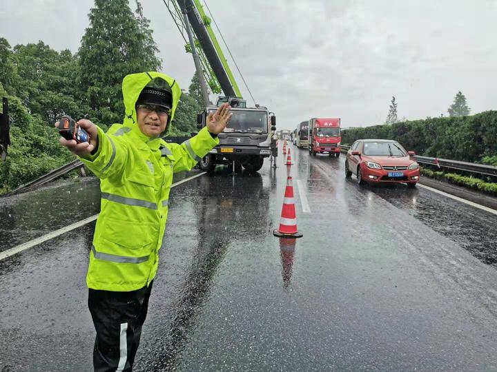 高速交警在指挥交通.