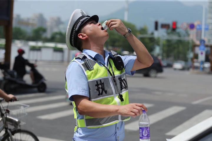 暖心乐清交警高温天执勤市民送冷饮降暑暖心