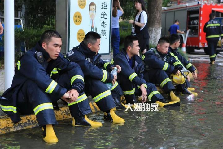 消防队员脚上的套鞋 闷热不透气 扑火的水流进去 把双脚泡得发肿