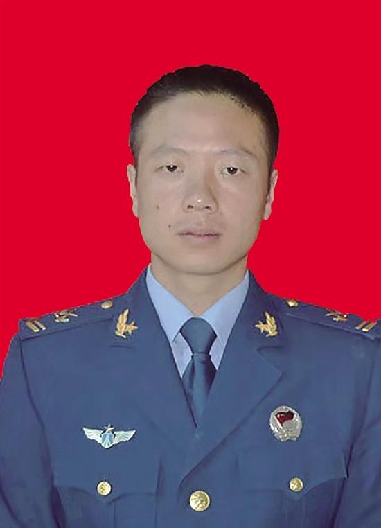 李奕宸,96715部队空军上尉军官,江南街道金胜社区人.