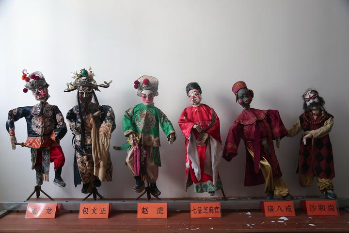 一方面,他正在修复一些老的木偶,并不断制作,丰富新的木偶角色.