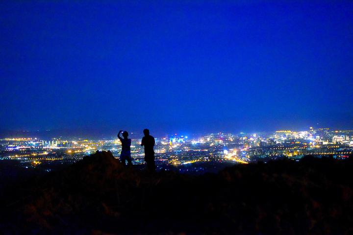 《我在北山看夜景》何一琪 摄影于北山