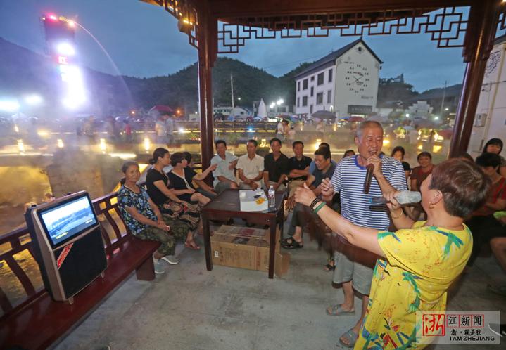 8月3日,杭州富阳常绿镇大樟村开启山乡纳凉大会.