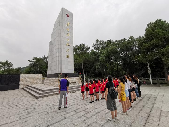 大家先后前往革命烈士陵园,叶天底革命纪念馆和许岙战斗纪念馆开展