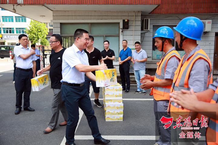 给坚守一线工作人员送清凉东阳市四套班子领导进行高温慰问