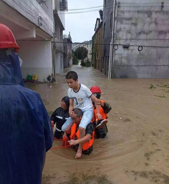 东阳市画水镇南江上游突然泄洪,党员干部不顾水流湍急,下水救援两名