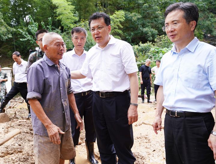 省长袁家军蹚着积水,踩过乱石,来到受灾严重的临安岛石镇黄川村,走访