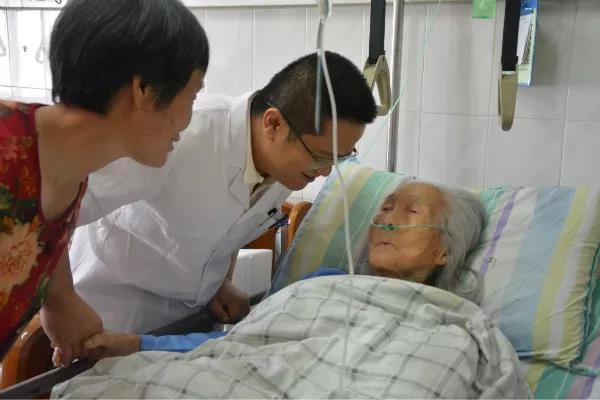 百岁老奶奶手术牵动无数医护人员的心