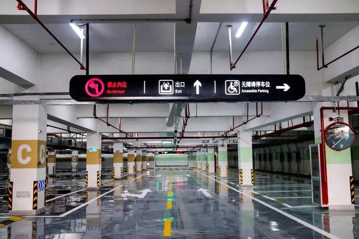 停泊车辆按照:1小时每辆每次3元;超过1小时的,每小时加收1元;20分钟内