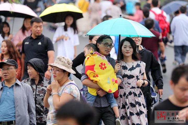 9月1日,杭城阴雨绵绵,比起前几天的高温天,气温骤降10.