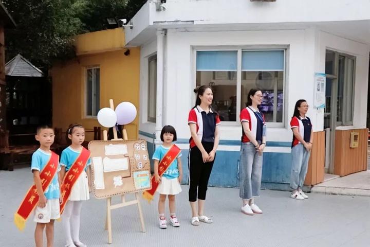 北仑区中心幼儿园: 园长妈妈亲切地欢迎每一个孩子,还有气球拱门和红