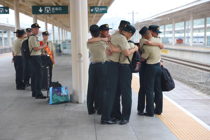 军歌嘹亮送战友百余名驻东部队老兵踏上返乡路