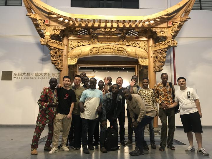 非洲艺术家走进木雕小镇