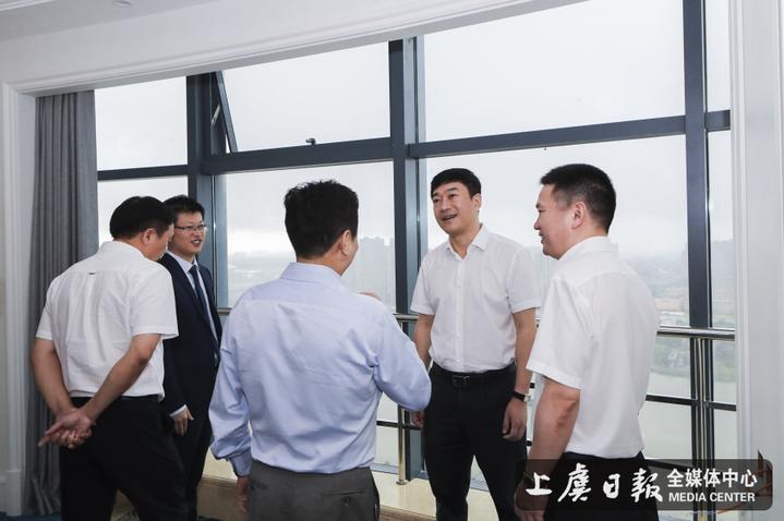区委副书记,代区长徐军等一行参观,视察余坤广场 (8).jpg