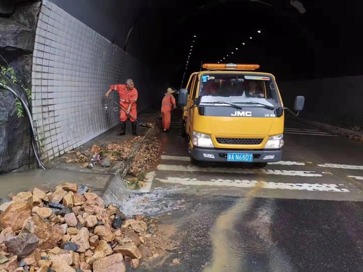 43 百丈仙岩村村民自发组织队伍联合现场道路施工队开展清理,拖车