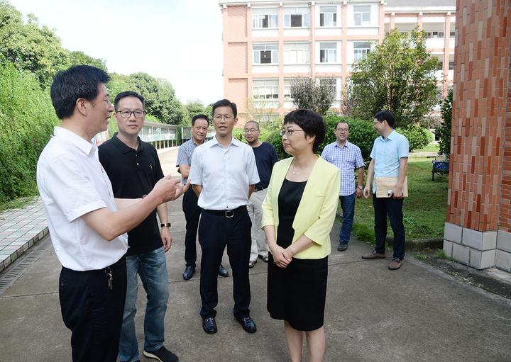 县委书记李宁,县政协副主席徐剑平先后来到城东实验学校,新昌中学和