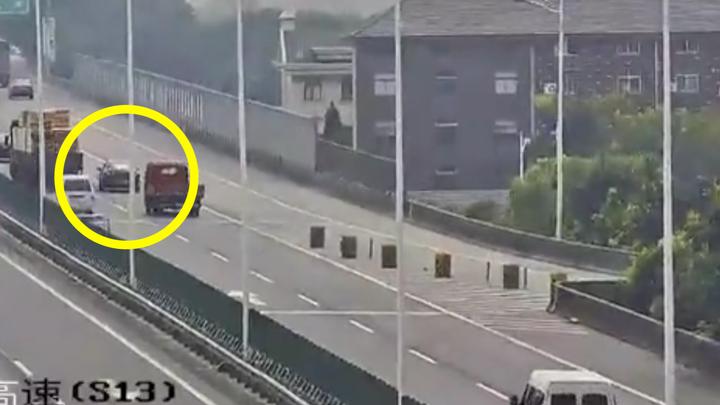 9月12日中午,s13练杭高速一辆小轿车在第二车道发生抛锚后不仅不撤离