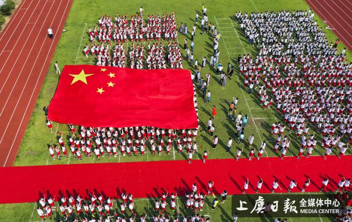上虞 滨江小学传递巨幅国旗,向祖国70华诞献礼
