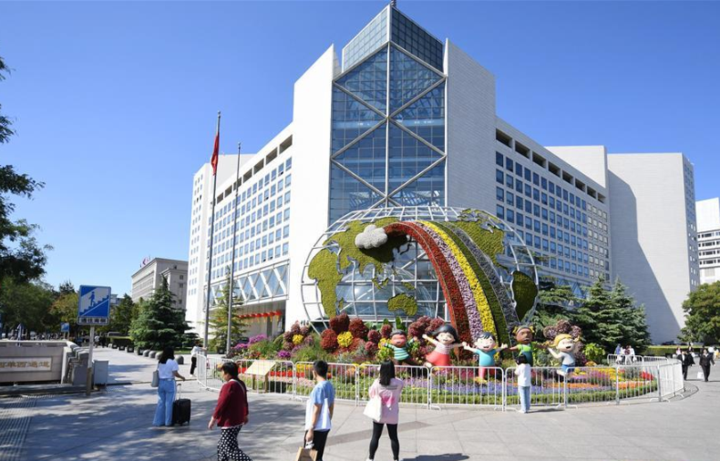 喜气洋洋!12处立体花坛扮靓长安街