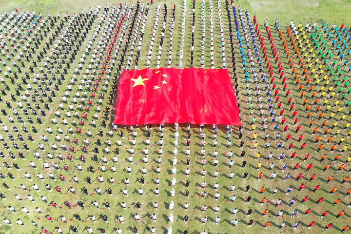 列队迎巨幅国旗 庆祝新中国成立70周年