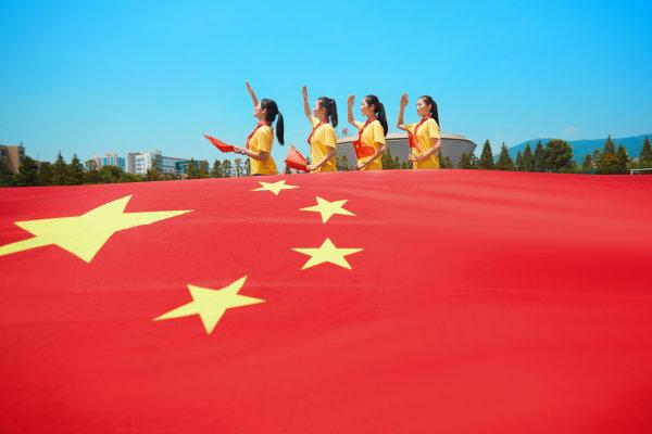 我和国旗合个影!五星红旗设计者家乡的群众以这种方式