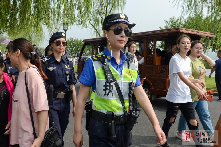 杭州:女子巡逻队英姿飒爽 西湖巡逻保平安