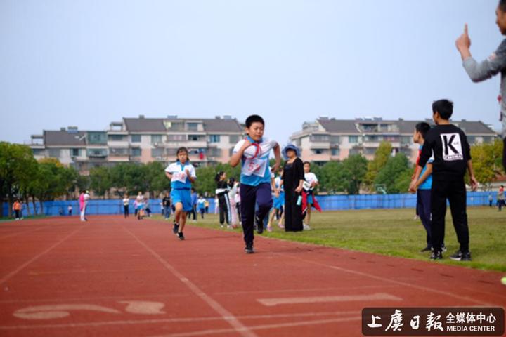激情飞扬运动场竞赛场上显身手夏丏尊小学举办第十九届秋季运动会