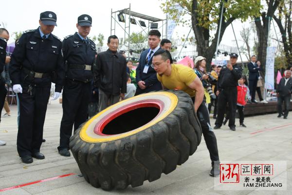 单绳牵引汽车肩挑比基尼美女第五届国际大力士挑战赛在湖州举行