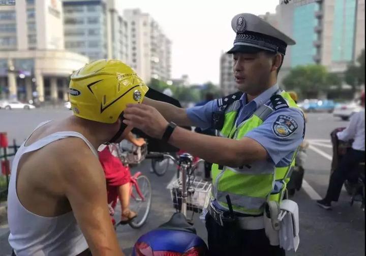 骑电动车不戴头盔在上城交警请你看电视