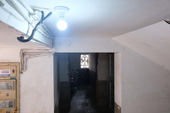 西白鱼潭小区属于城区老小区,居民以老人小孩居多,建设期未安装楼道灯