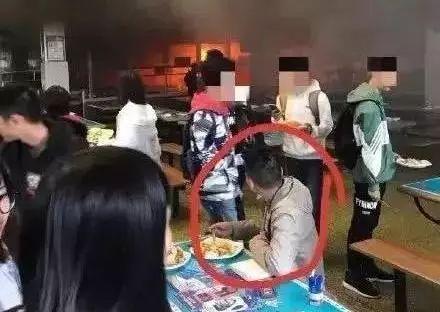 高校食堂着火!火灭了,他们火了.