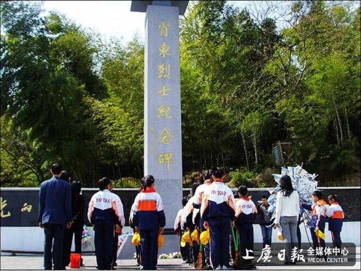 余姚市肖东镇的肖东烈士陵园广场.