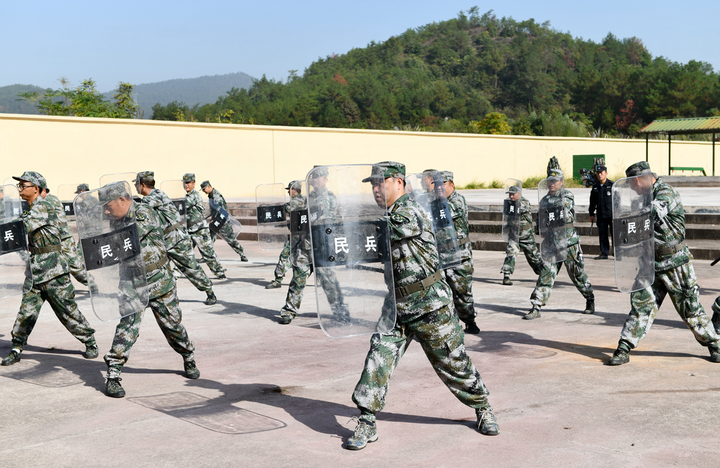 10月31日,民兵在东阳市民兵训练基地练习警棍盾牌操.