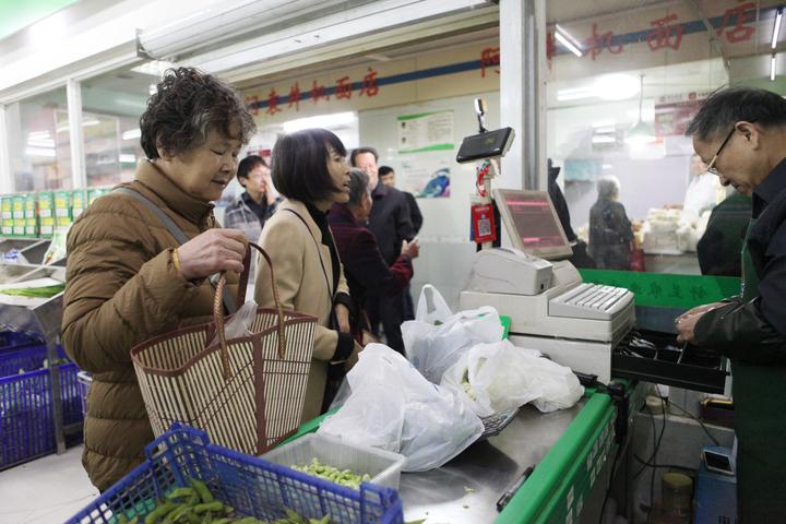 重拎菜篮子杭州万寿亭农贸市场举办有奖限塑年活动