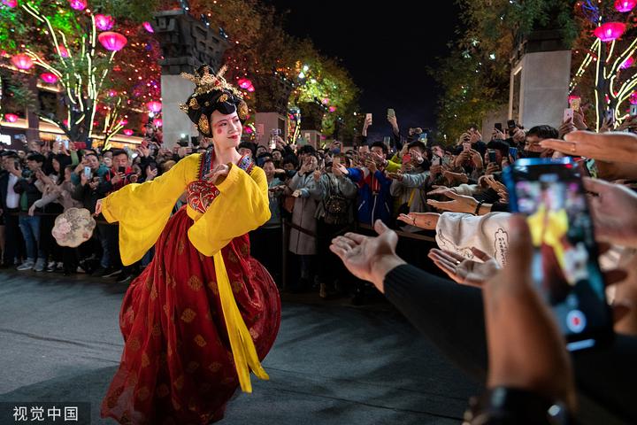 大唐不夜城"真人不倒翁"成网红 吸引游客跟小姐姐握手