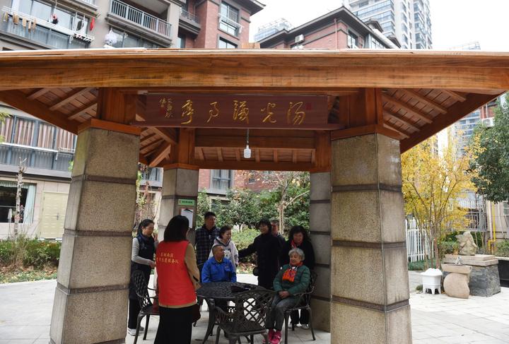 设立阳光议事亭 解决群众身边事