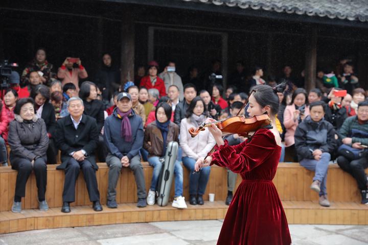 《梁祝》首演者俞丽拿回故乡宁波献演 还为祖居揭牌